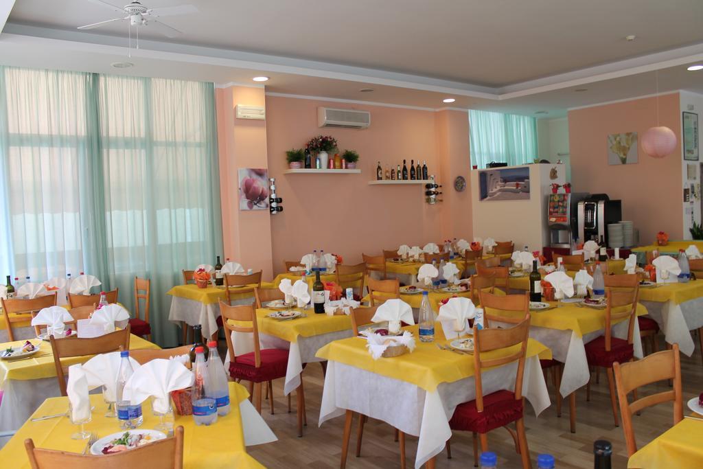 Hotel Madrid Cattolica Kültér fotó