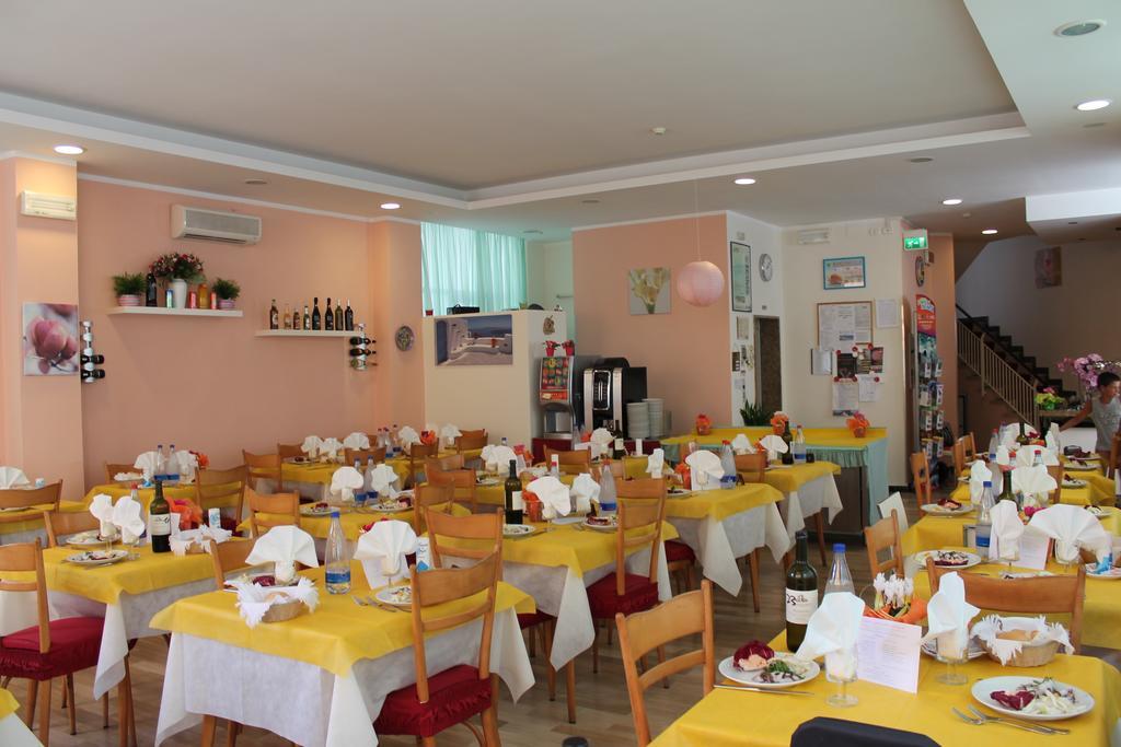 Hotel Madrid Cattolica Kültér fotó
