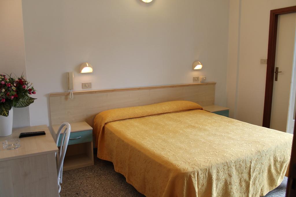 Hotel Madrid Cattolica Szoba fotó