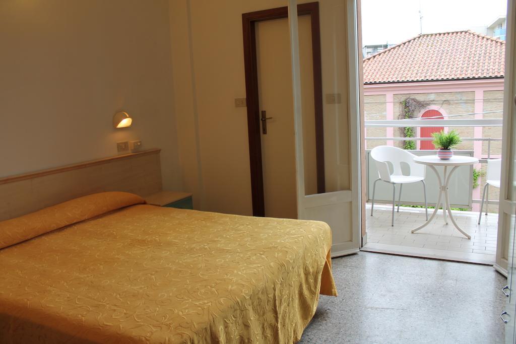 Hotel Madrid Cattolica Szoba fotó